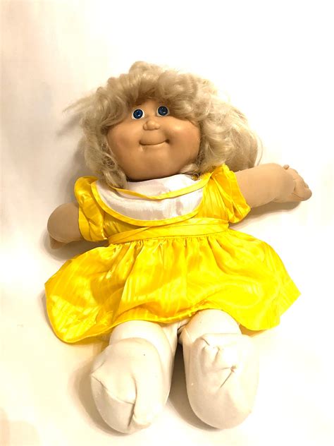 1982 Coleco <strong>Cabbage Patch doll</strong> with printed signature of Xavier Roberts. . 1978 cabbage patch doll